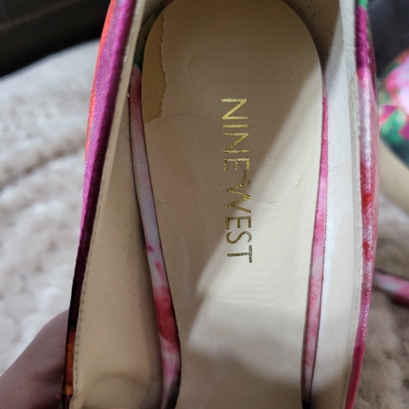 Nine West Flowerwd Heels, size 7 - Picture 4 of 5